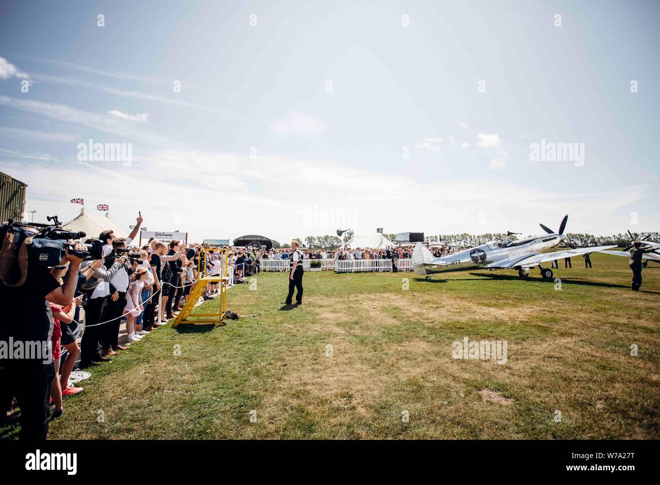 Londra, Gran Bretagna. 5 Ago, 2019. Foto fornite da Goodwood mostra l inizio ufficiale del 'Silver Spitfire - il volo più lungo " spedizione in Goodwood, West Sussex, Gran Bretagna, il 5 agosto 2019. Due piloti inglesi impostato su off lunedì su una ricerca pionieristica di circumnavigare il mondo in un originale della Seconda guerra mondiale degli aerei da caccia. Credito: Remy Steiner/Getty Images per IWC/Handout via Xinhua Credito: Xinhua/Alamy Live News Foto Stock