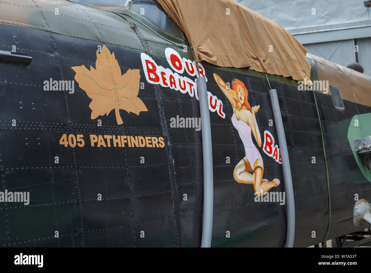 Seconda Guerra Mondiale bombardiere, Lancaster KB976 Sezione 11 KB976 naso e fusoliera costruire, una mostra nel 2011 presso il Brooklands Museum, Weybridge, Surrey, Regno Unito Foto Stock