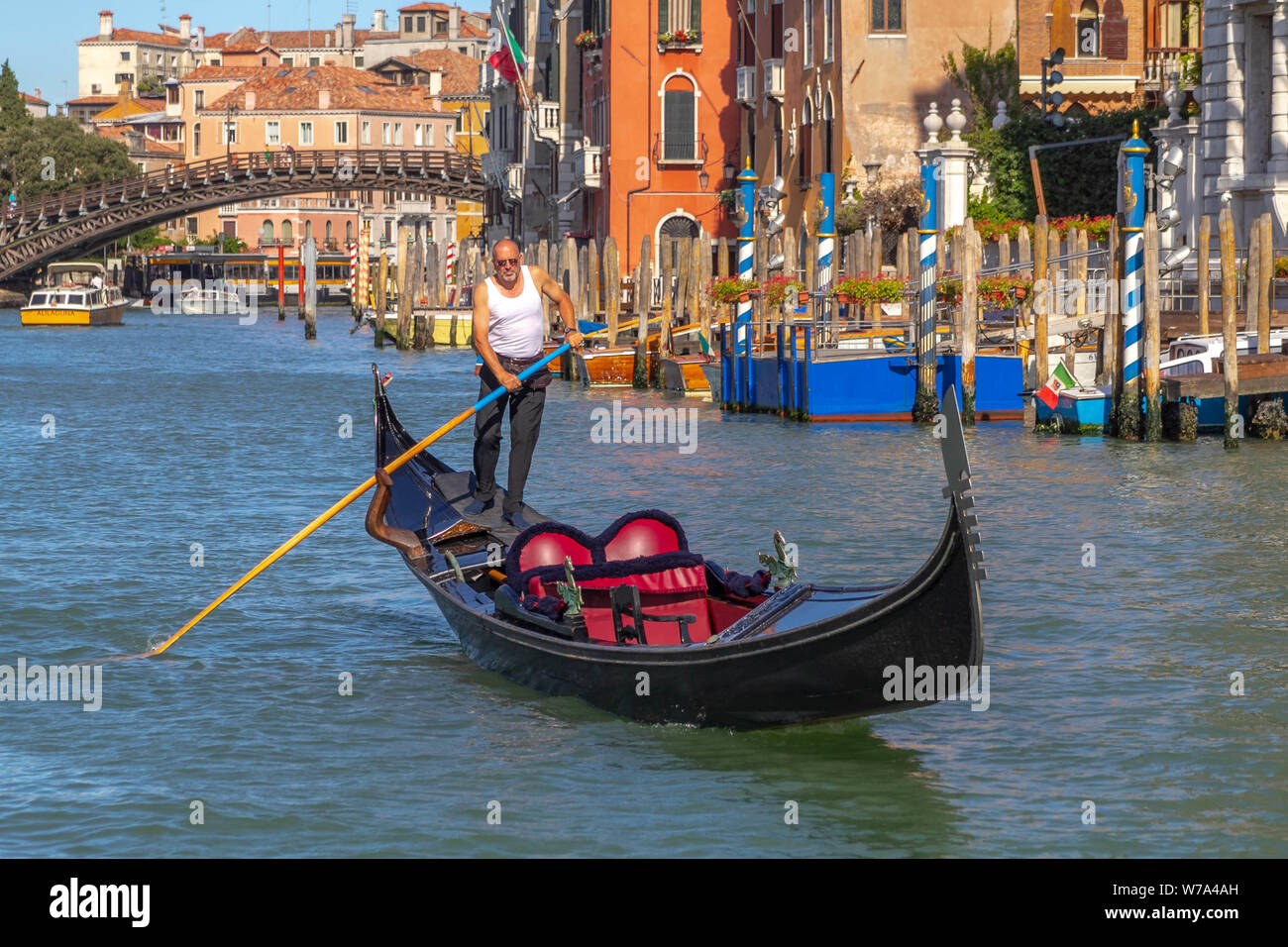 Venezia, Italia - Luglio 22,2012: un solitario gondoliere, alla mattina presto, prendendo la sua gondola per iniziare una nuova giornata di lavoro Foto Stock