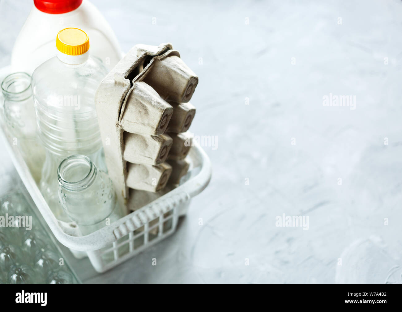 Piatto di laici diversi rifiuti pronti per il riciclaggio nel cestello di bianco. Plastica, vetro, carta. Responsabilità Sociale, ecologia care, riciclaggio a casa Foto Stock