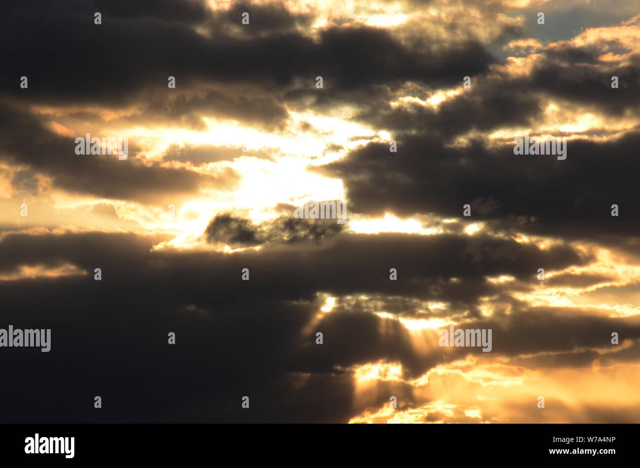 FAHRENHEIT 2020: Un tramonto a metà marzo lascia il cielo sopra l'aeroporto di Newark bruciati. Foto Stock