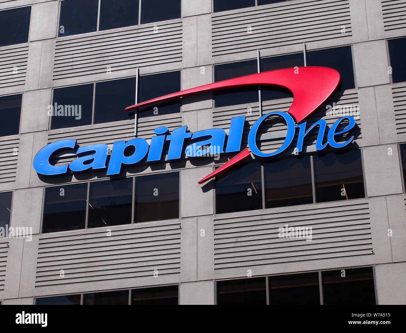 Capitale di un segno sul lato della costruzione a San Francisco, California Foto Stock