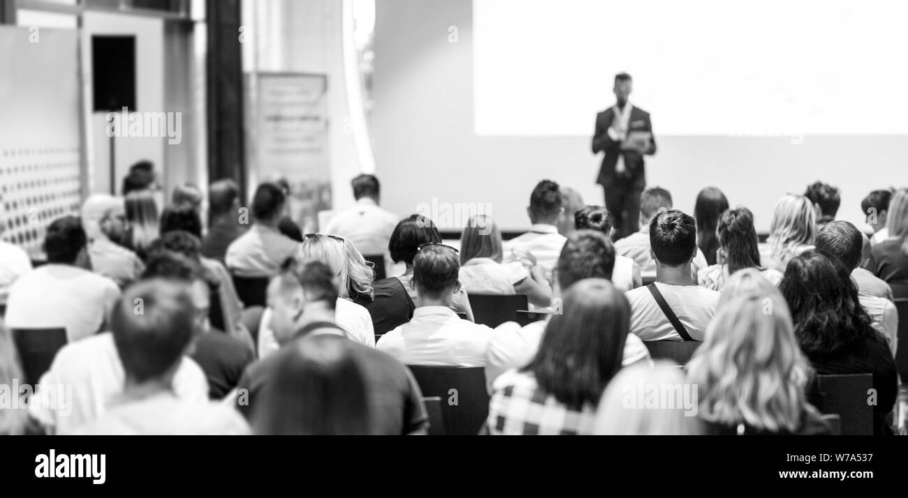 Maschio altoparlante aziendali fornendo un discorso alla conferenza di business event. Foto Stock