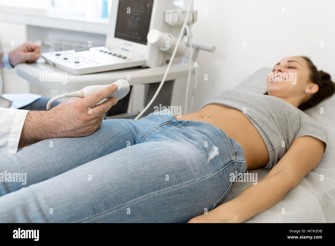 Giovane donna avente 4D di scansione ad ultrasuoni. Imaging a ultrasuoni,l'esame dell'addome. Foto Stock