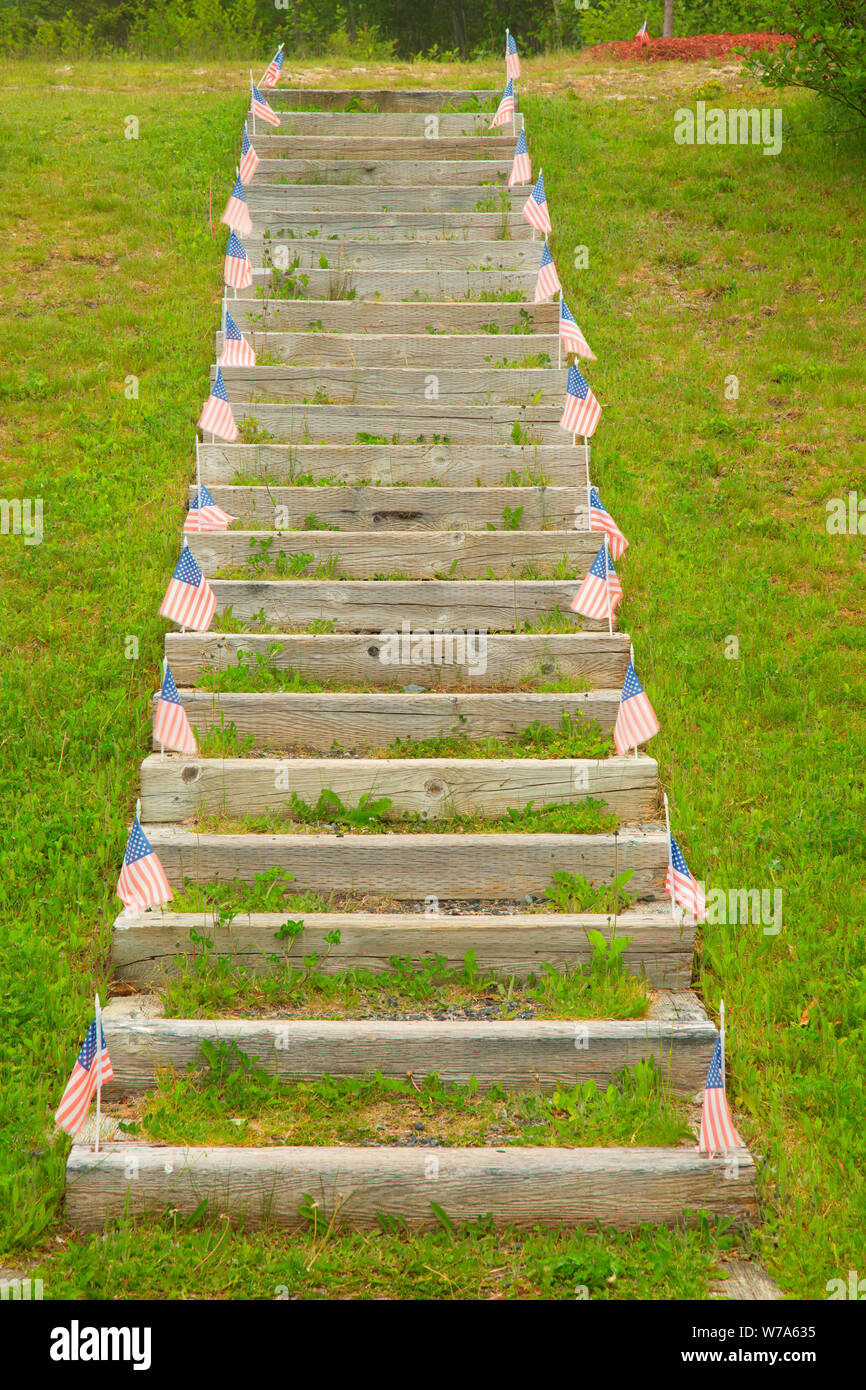 Memorial scale con bandierine americane, silenziosa testimone Memorial, Gander, Terranova e Labrador, Canada Foto Stock