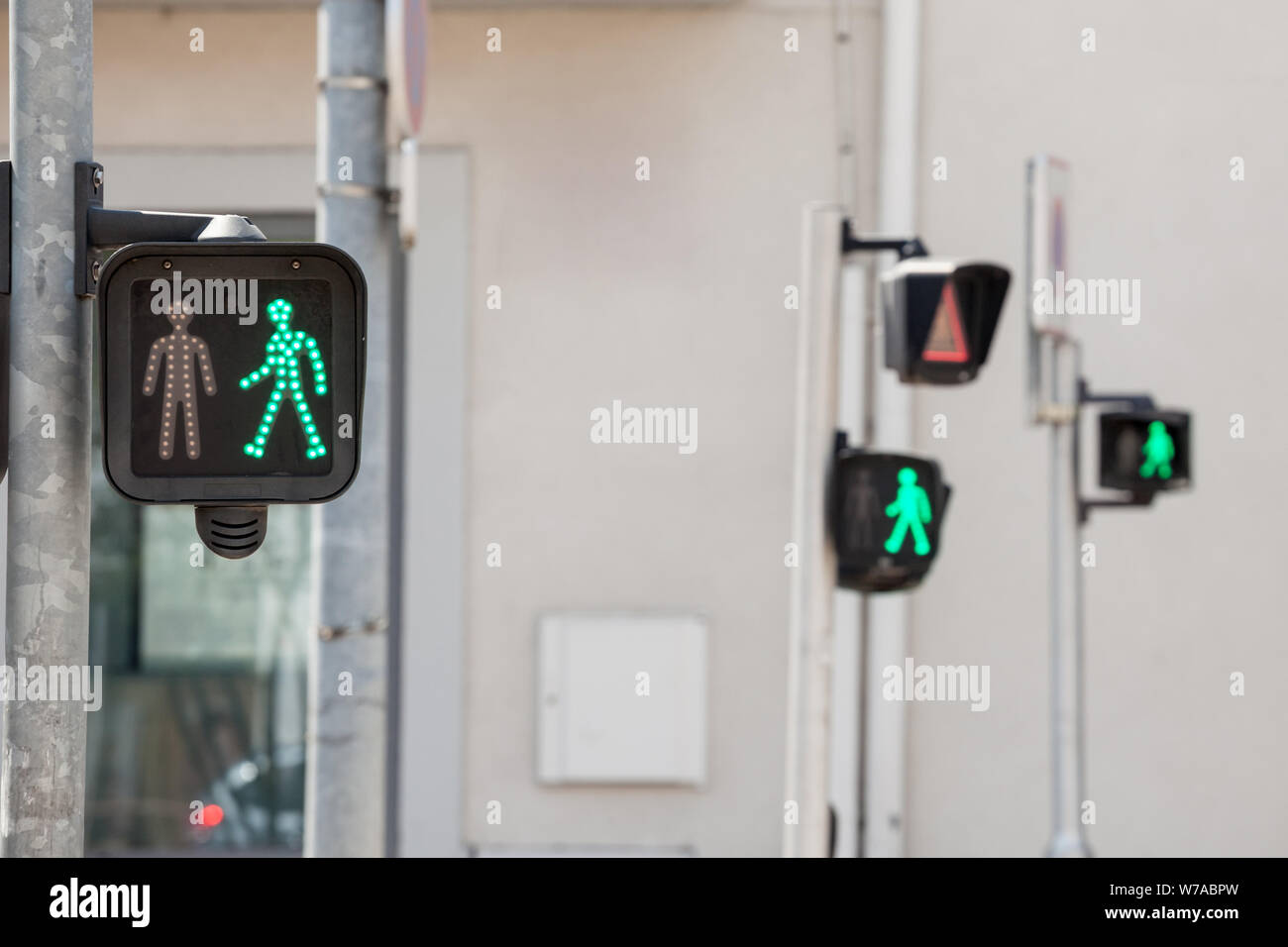 Pedonale luce verde su un semaforo, rispettando il francese ed europeo della regolamentazione del traffico, lasciando la gente a piedi attraversando un crosswalk e a s Foto Stock
