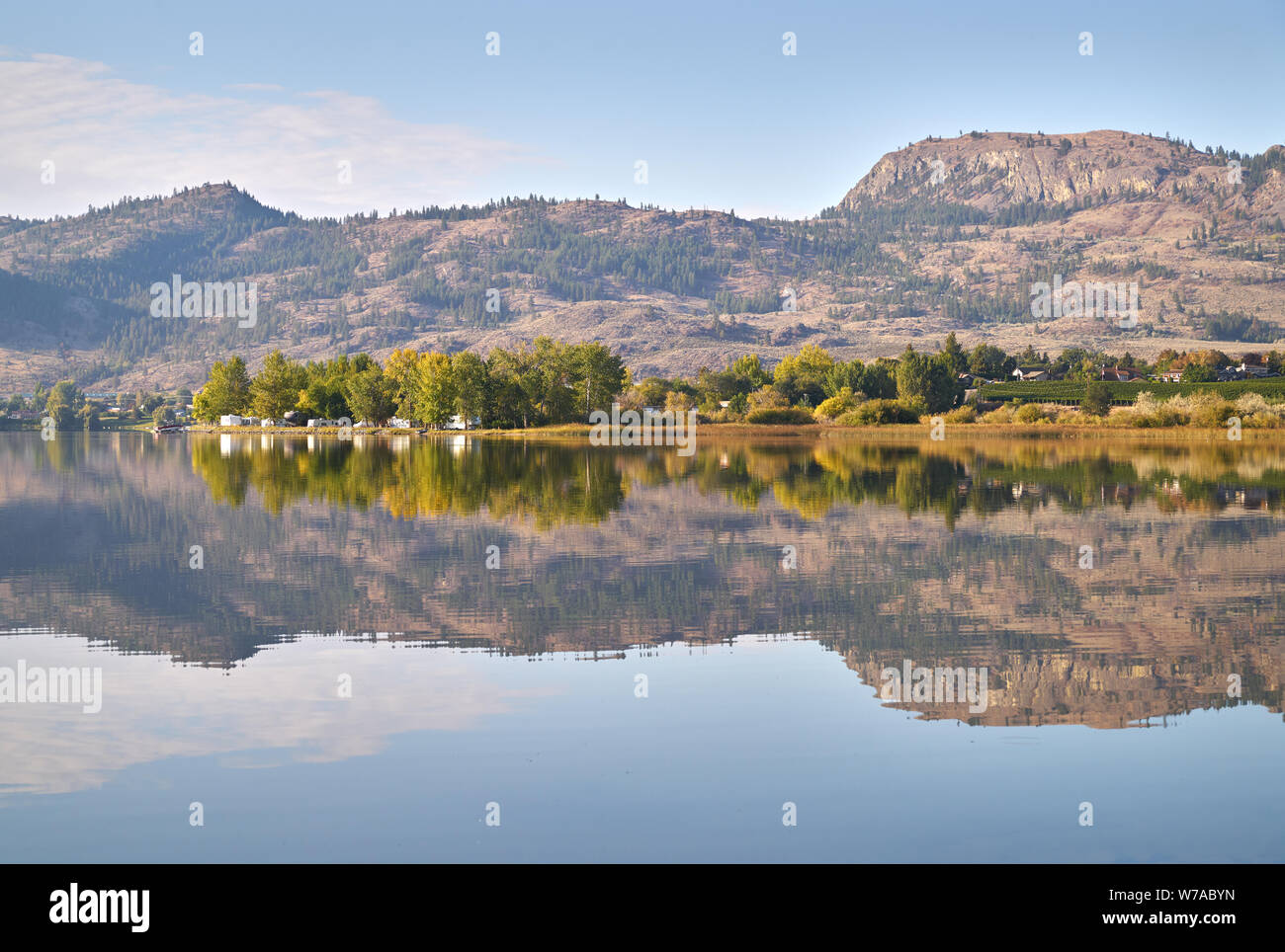 Lakeside Camper Osoyoos Lake. Camper su una tranquilla spiaggia sul lago Osoyoos, British Columbia, Canada. Foto Stock