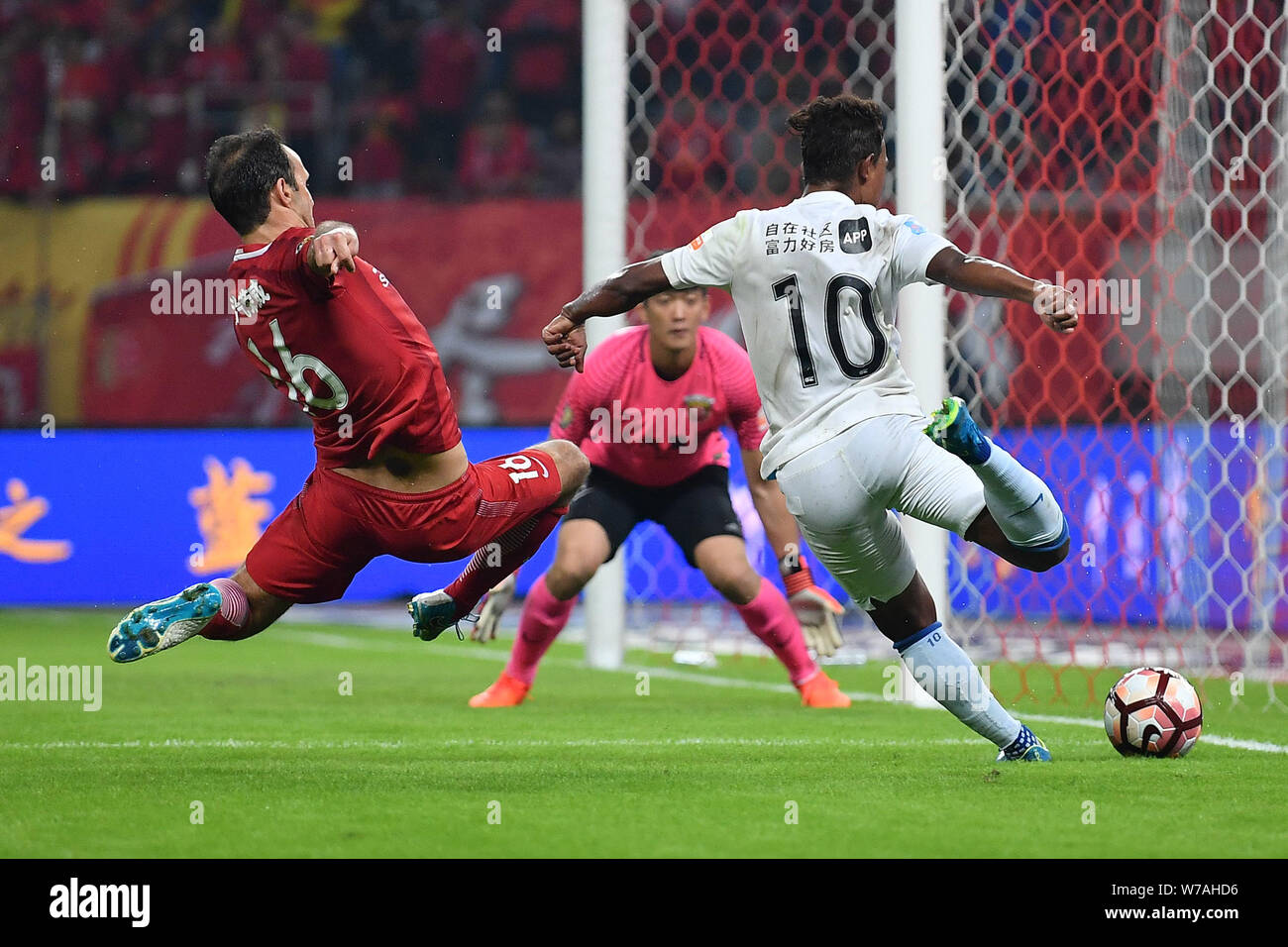 Calcio portoghese giocatore Ricardo Carvalho, sinistro di Shanghai SIPG  calci la palla per fare un tiro contro giocatori di Guangzhou R&F in 28  round Foto stock - Alamy