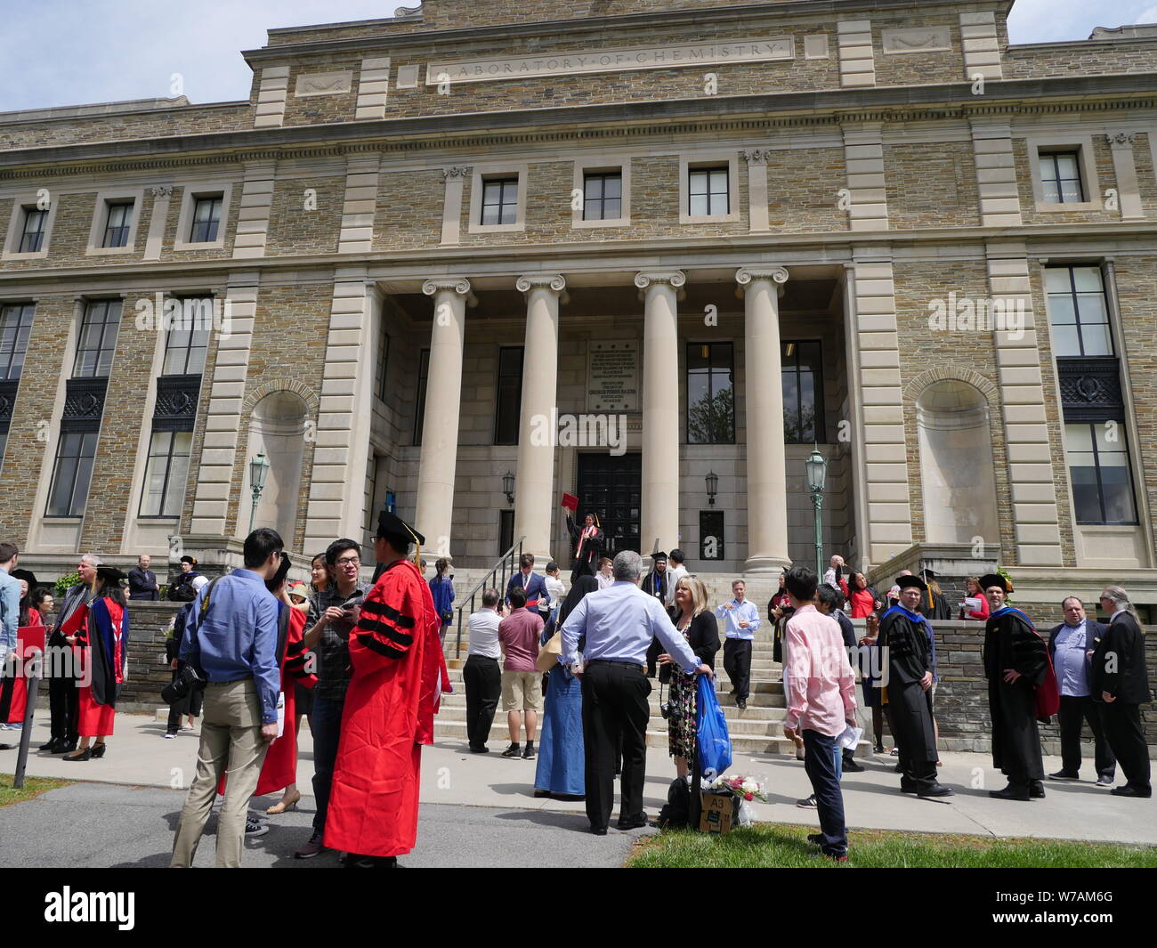 Ithaca, NY - laureati e i loro amici alla cerimonia di laurea presso la Cornell University Foto Stock