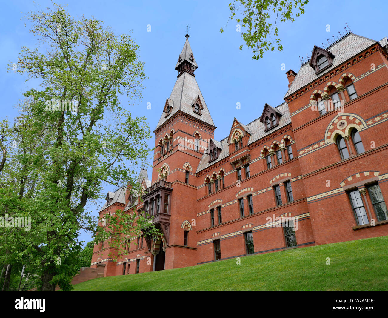 ITHACA, NY - Maggio 2019: Sage Hall presso la Cornell University è un molto drammatico pezzo di architettura romanica in mattoni multicolore. Foto Stock