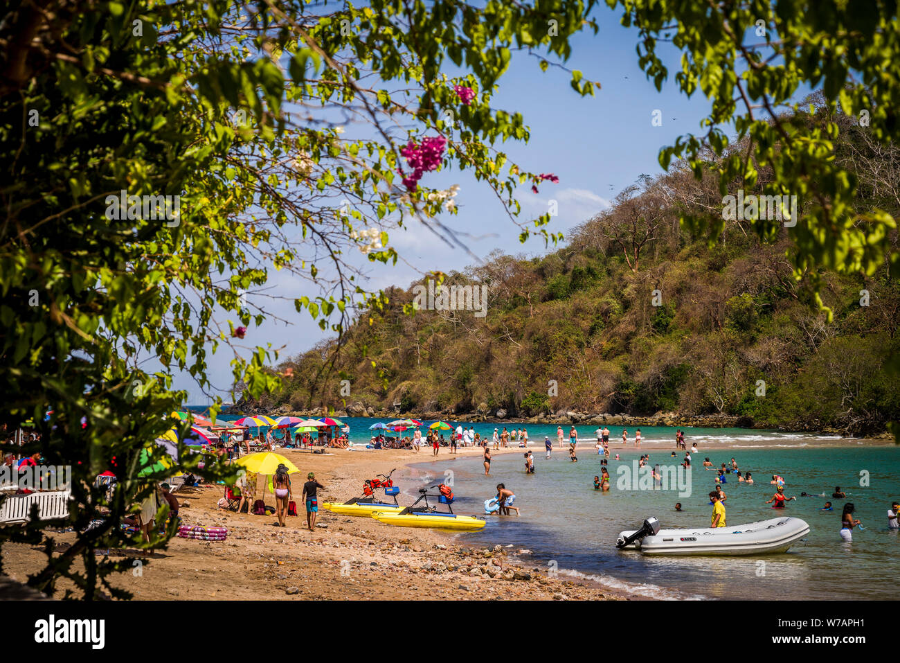 Taboga l'isola dei fiori destinazione vicino a Città di Panama nell'Oceano Pacifico - Spiaggia scena con molti turisti Foto Stock