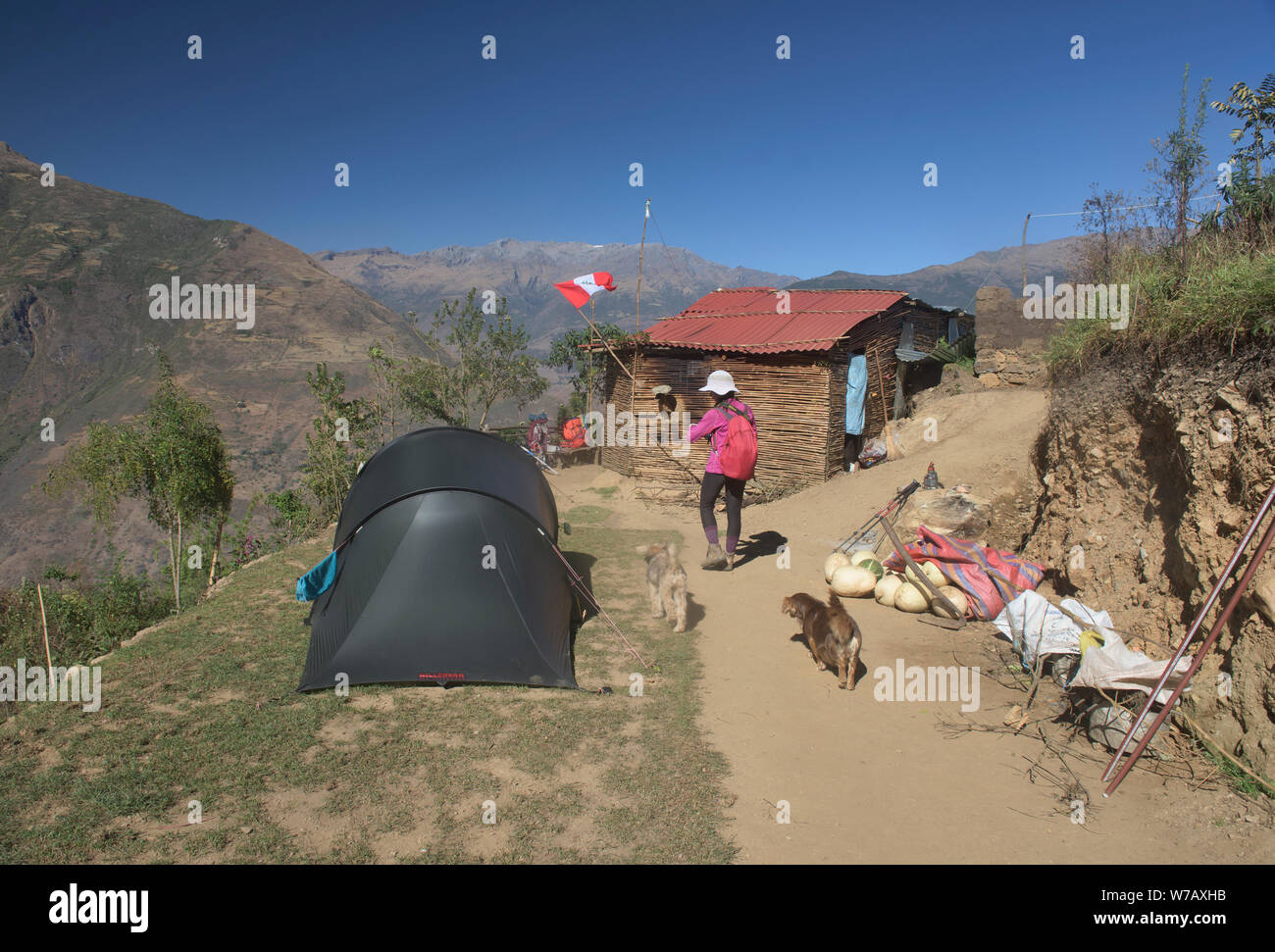 Campeggio nel villaggio di montagna di Marimpata sul Senso - Inka trek, 'l'altra Machu Picchu,' Capuliyoc, Apurimac, Perù Foto Stock