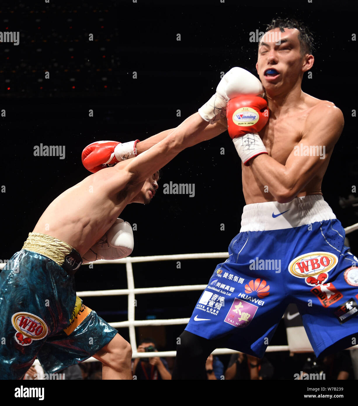 Rex Tso Sing-yu di Hong Kong, sinistra, compete contro Kohei Kono del Giappone durante il WBO super pesi mosca titolo bout a Hong Kong Convention e presentano Foto Stock