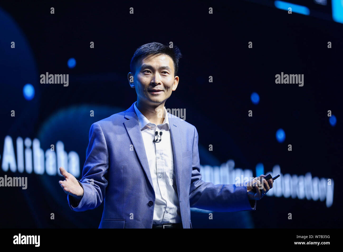 Shi Yaoyun, piombo scienziato di quantum computing di Aliyun partecipa alla cerimonia di lancio di Quantum Computing Cloud piattaforma in Hangzhou, est mento Foto Stock