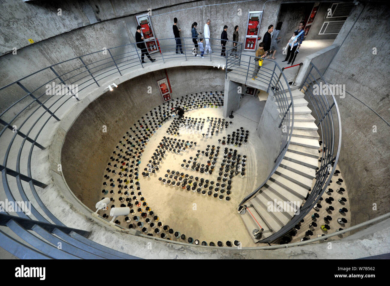 La gente visita un urban planning exhibition in Asia una volta di più grandi silos di Pudong, Shanghai, Cina, 15 ottobre 2017. L'Asia è più grande una volta gra Foto Stock