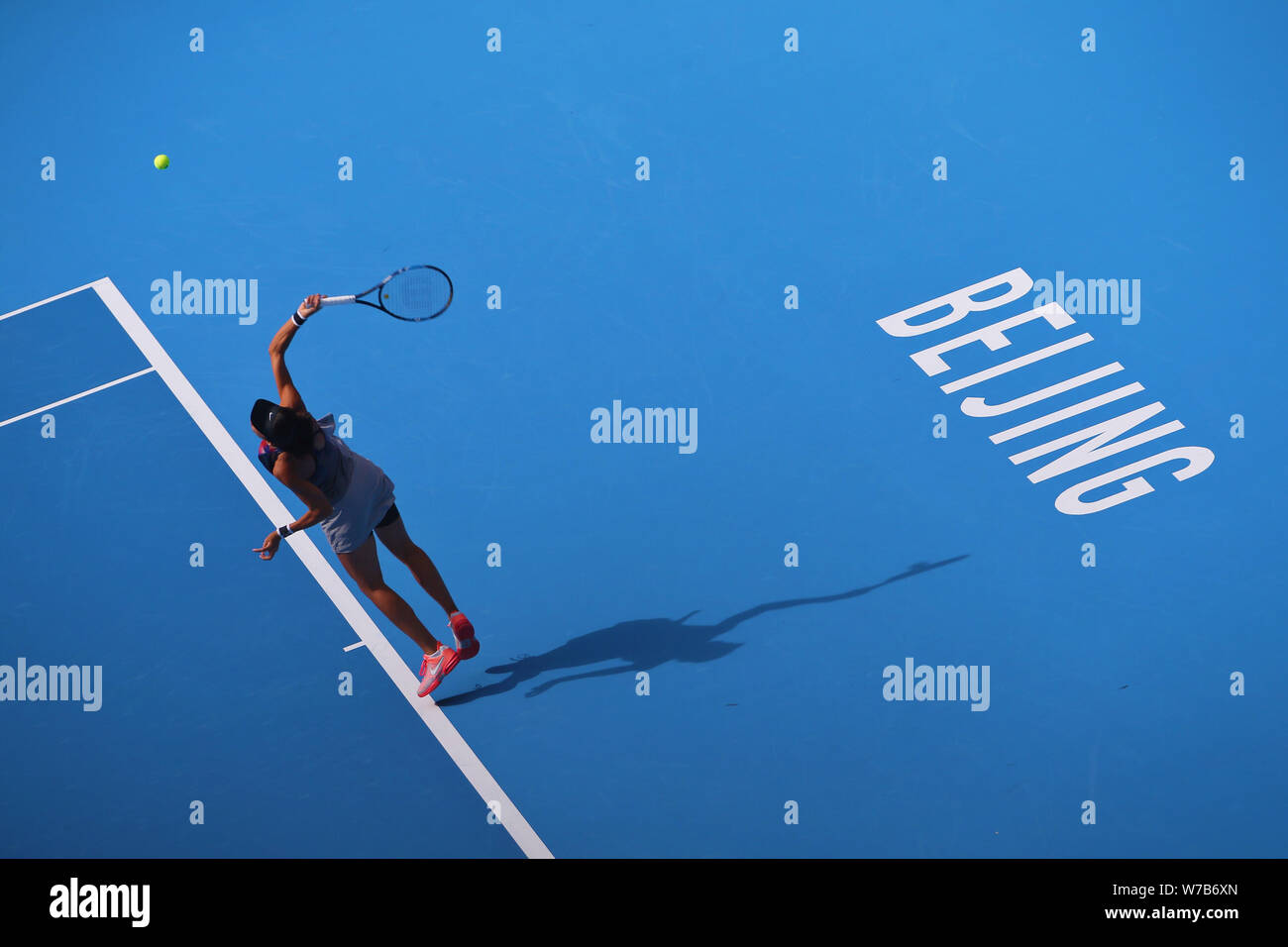 Zhang Shuai della Cina serve contro Yulia Putintseva del Kazakistan in il loro match di primo turno del singolare femminile durante il 2017 China Open tennis Foto Stock