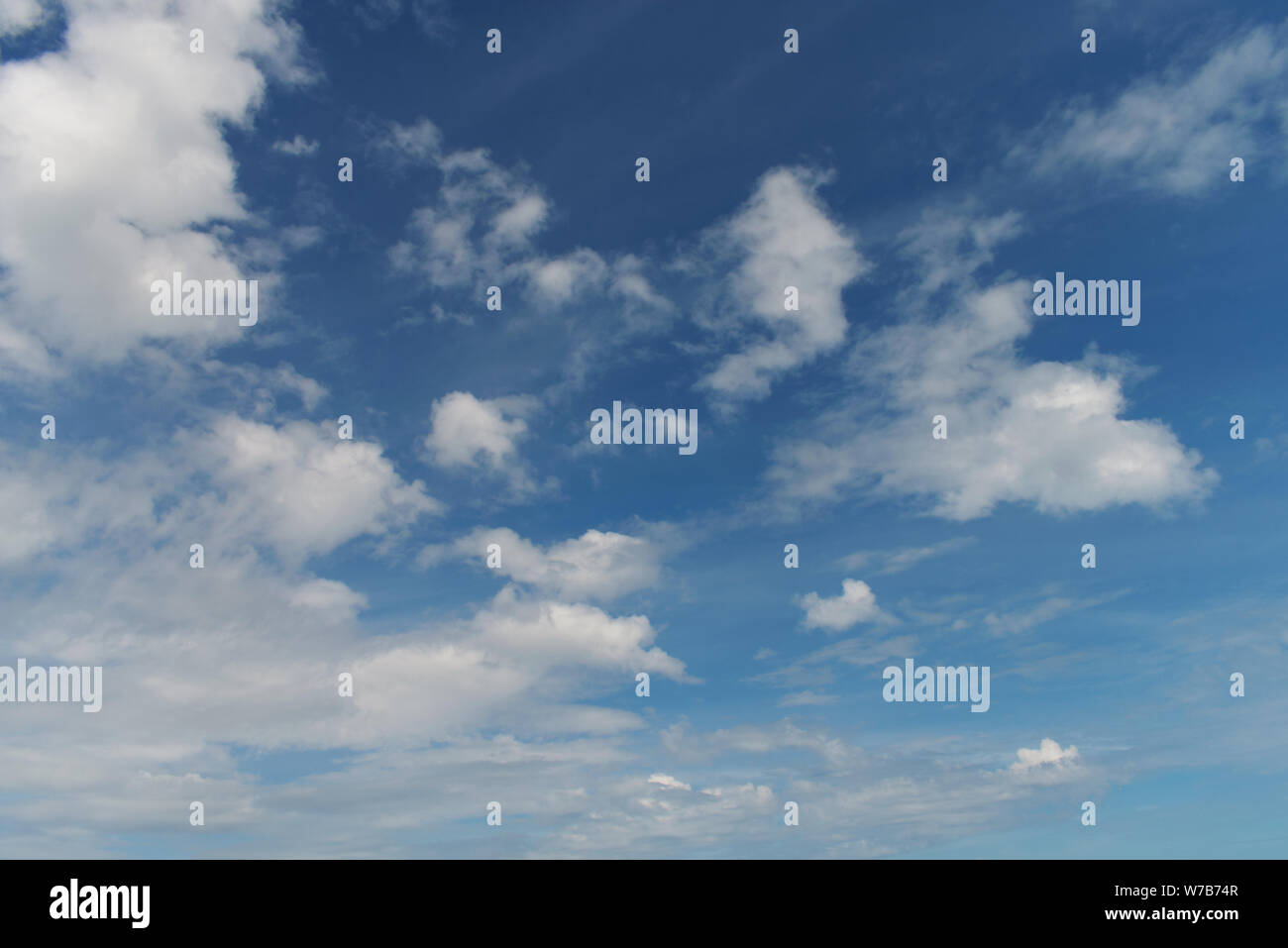 Luminose blu cielo con soffici nuvole. Foto Stock