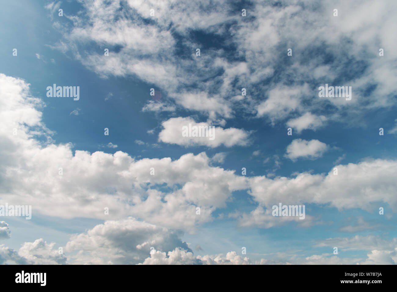 Luminose blu cielo con soffici nuvole. Foto Stock