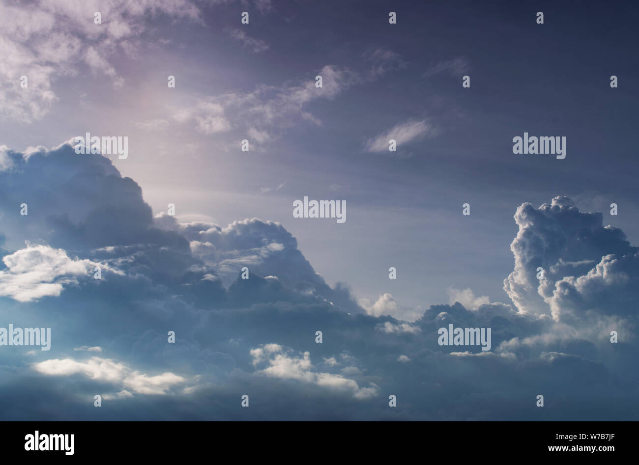 Luminose blu cielo con soffici nuvole. Foto Stock