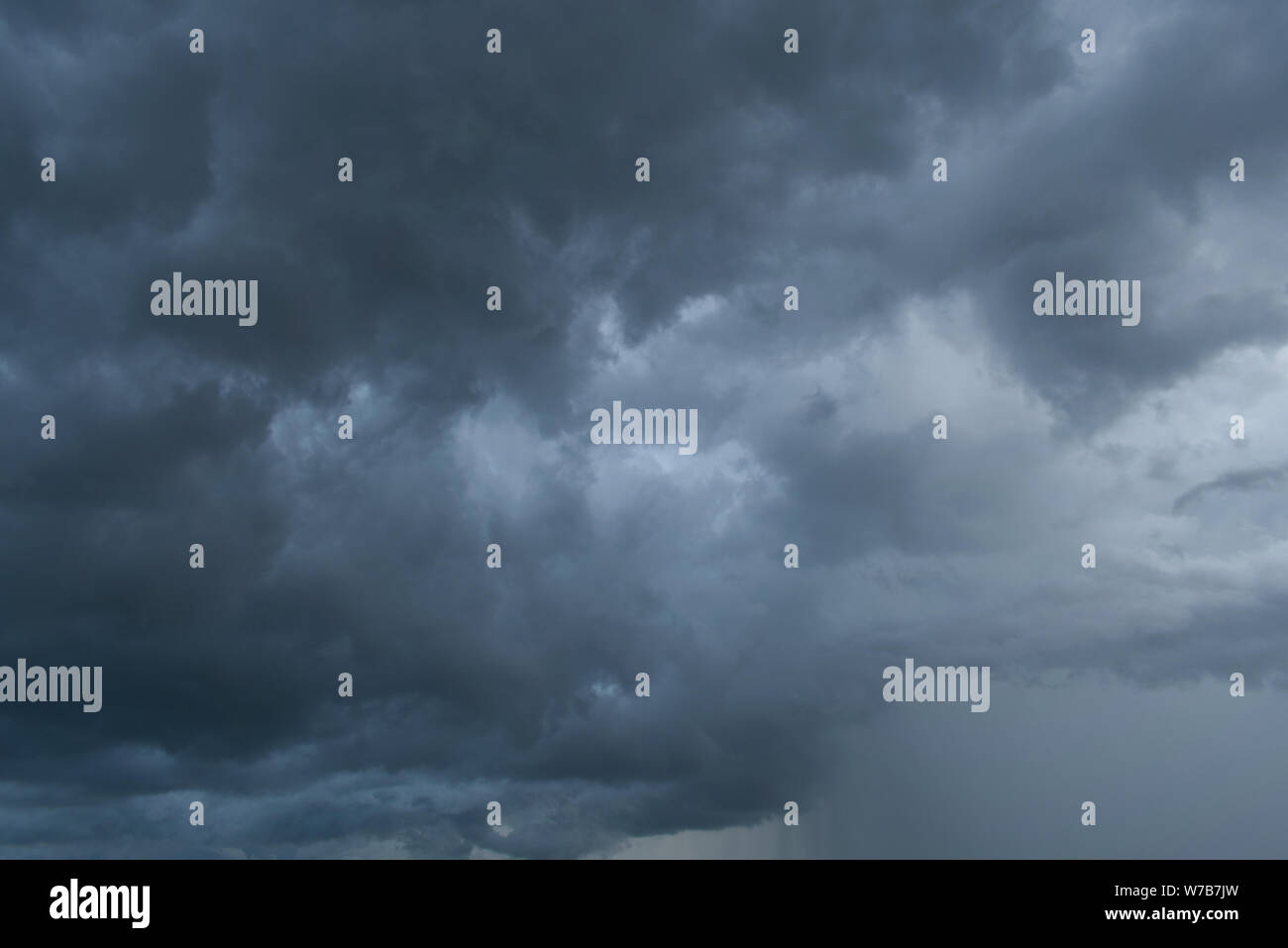 Le dense nubi, Dark Sky prima della tempesta tuono Foto Stock