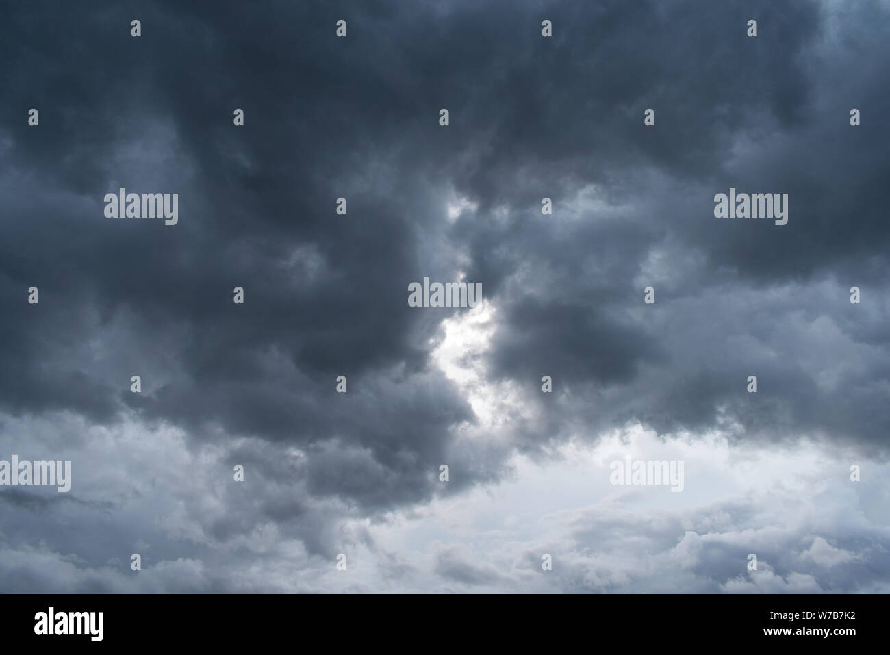 Le dense nubi, Dark Sky prima della tempesta tuono Foto Stock
