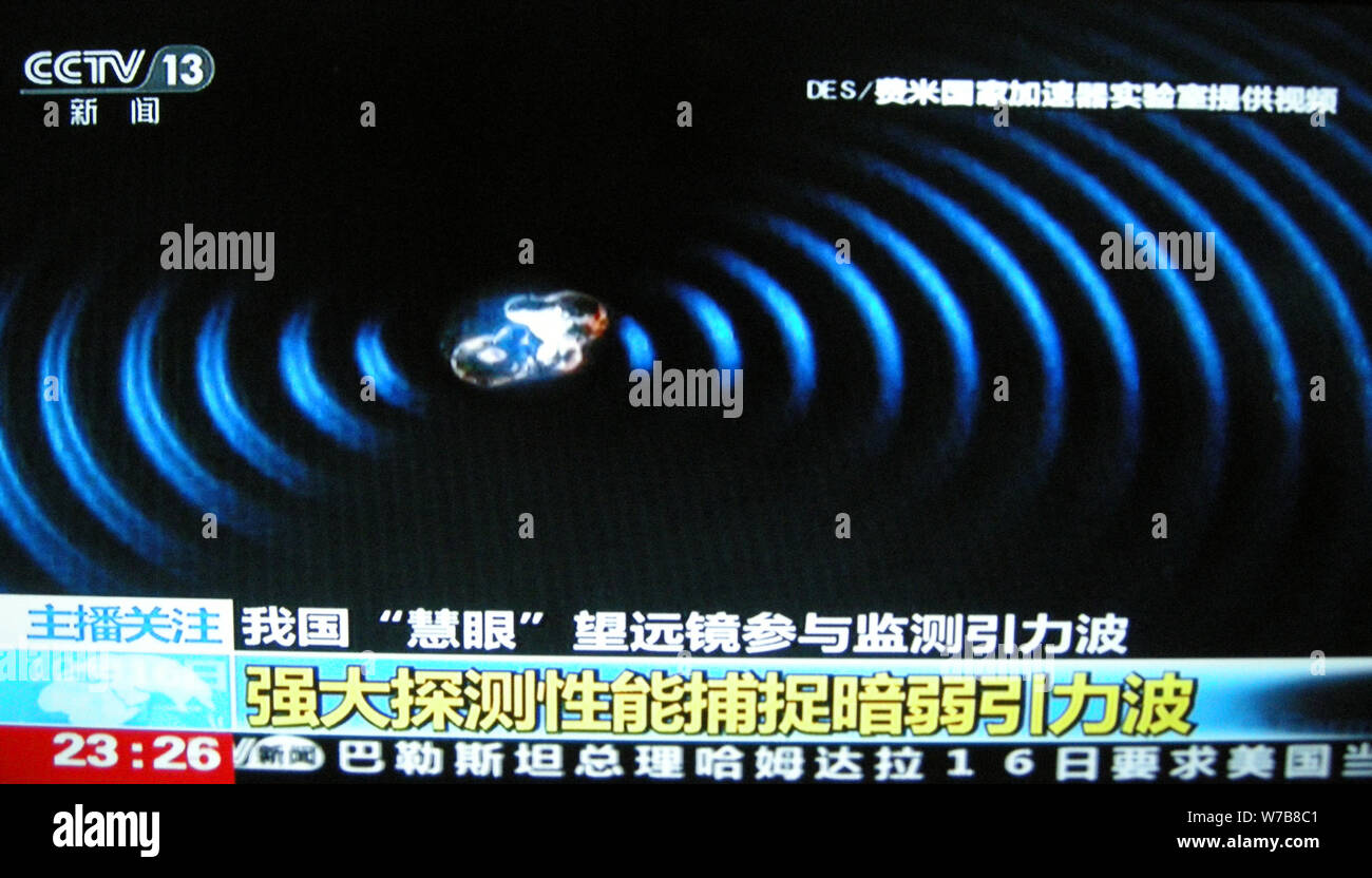 Questo televisore grab prese da CCTV (Televisione della Cina Centrale) il 16 ottobre 2017 illustra il "ottico" di contropartita delle onde gravitazionali provenienti dalla fusione Foto Stock