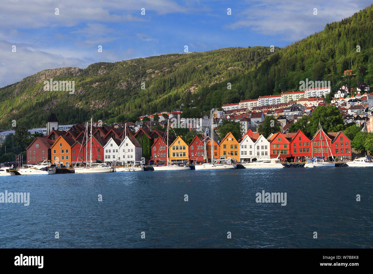 Lo skyline di Bergen in Norvegia. Vista di storici e gli edifici colorati in Bryggen e Hanseatic wharf a Bergen, Norvegia. Patrimonio mondiale dell UNESCO Foto Stock
