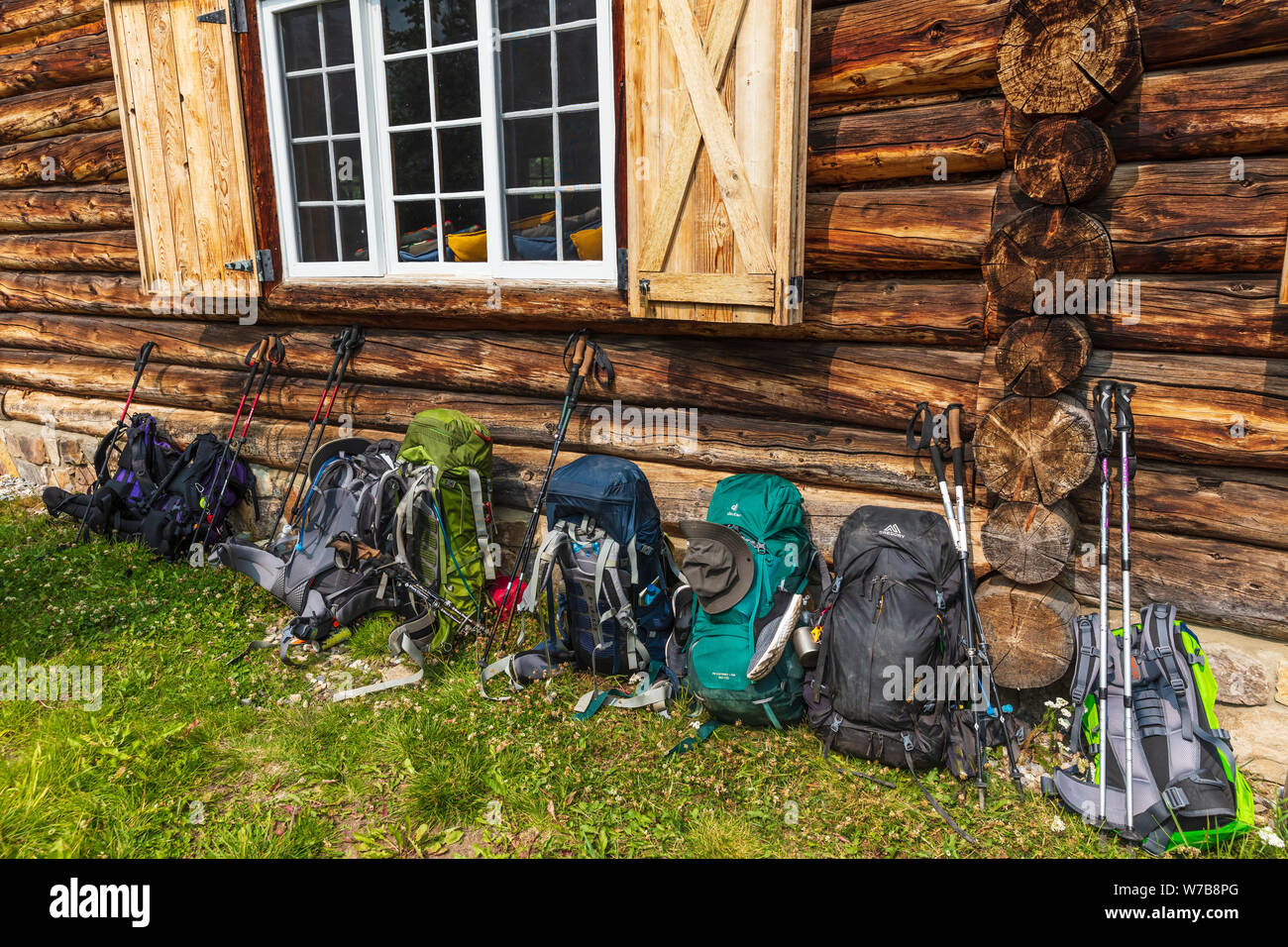 Escursionista zaini a Skoki Ski Lodge, un telecomando backcountry lodge si trova vicino al Lago Louise nel Parco Nazionale di Banff, Alberta, Canada. Foto Stock
