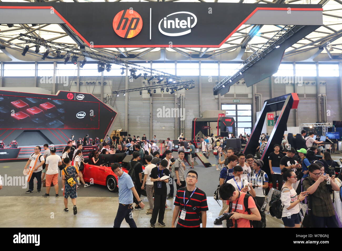 --FILE -- la gente visita lo stand di Intel e HP durante un'Esposizione Universale di Shanghai, Cina, 30 luglio 2107. La Cina del Ministero del Commercio ha dato il suo conditi Foto Stock