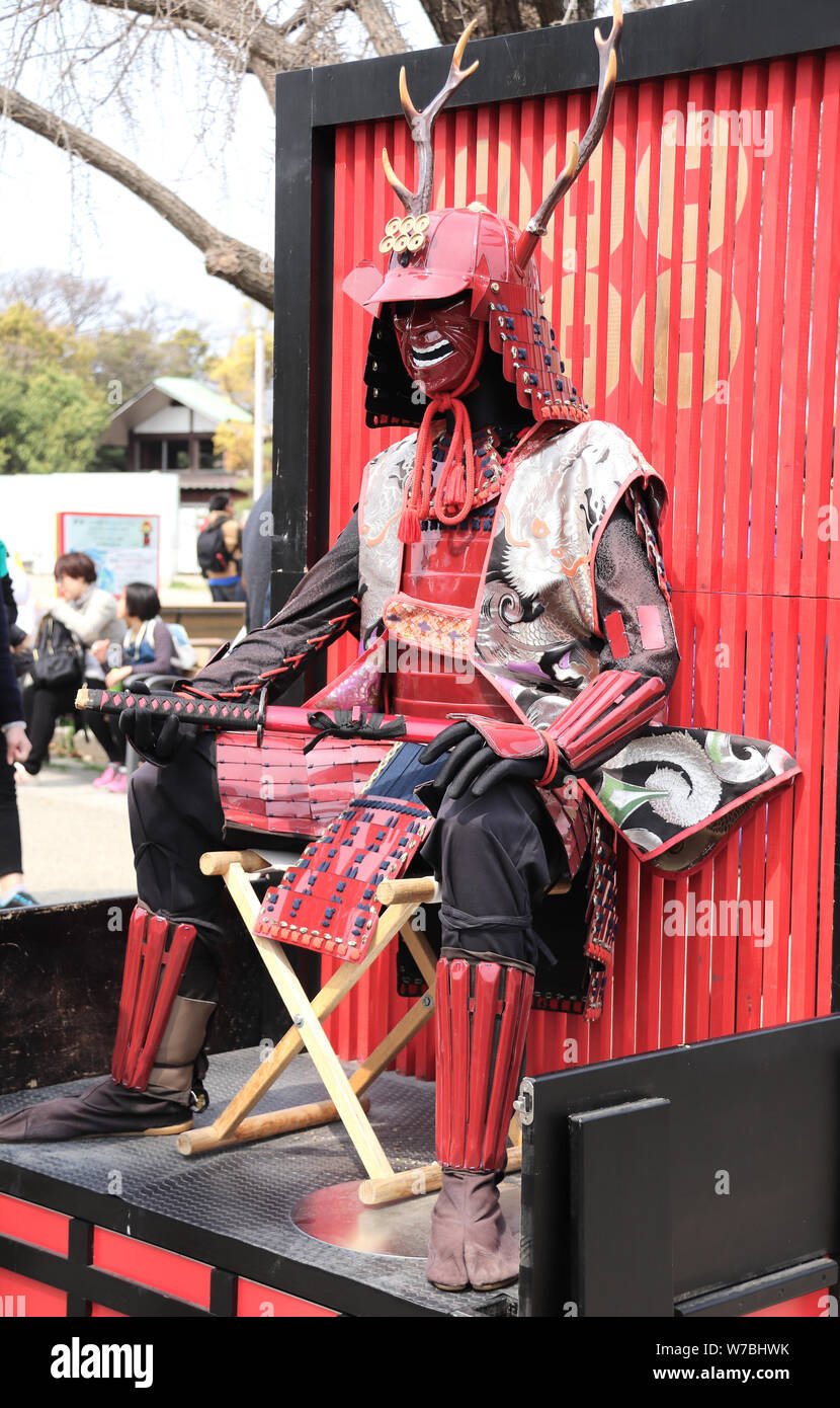 OSAKA, Giappone - 29 March, 2019: Giapponese tradizionale armatura Samurai con corna di cervo sul casco Foto Stock