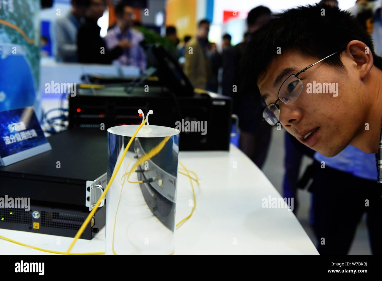 --FILE--un visitatore guarda al modello del mondo prima linea trunk di secure quantum telecomunicazioni presso lo stand della QuantumCTEk durante un exhibi Foto Stock