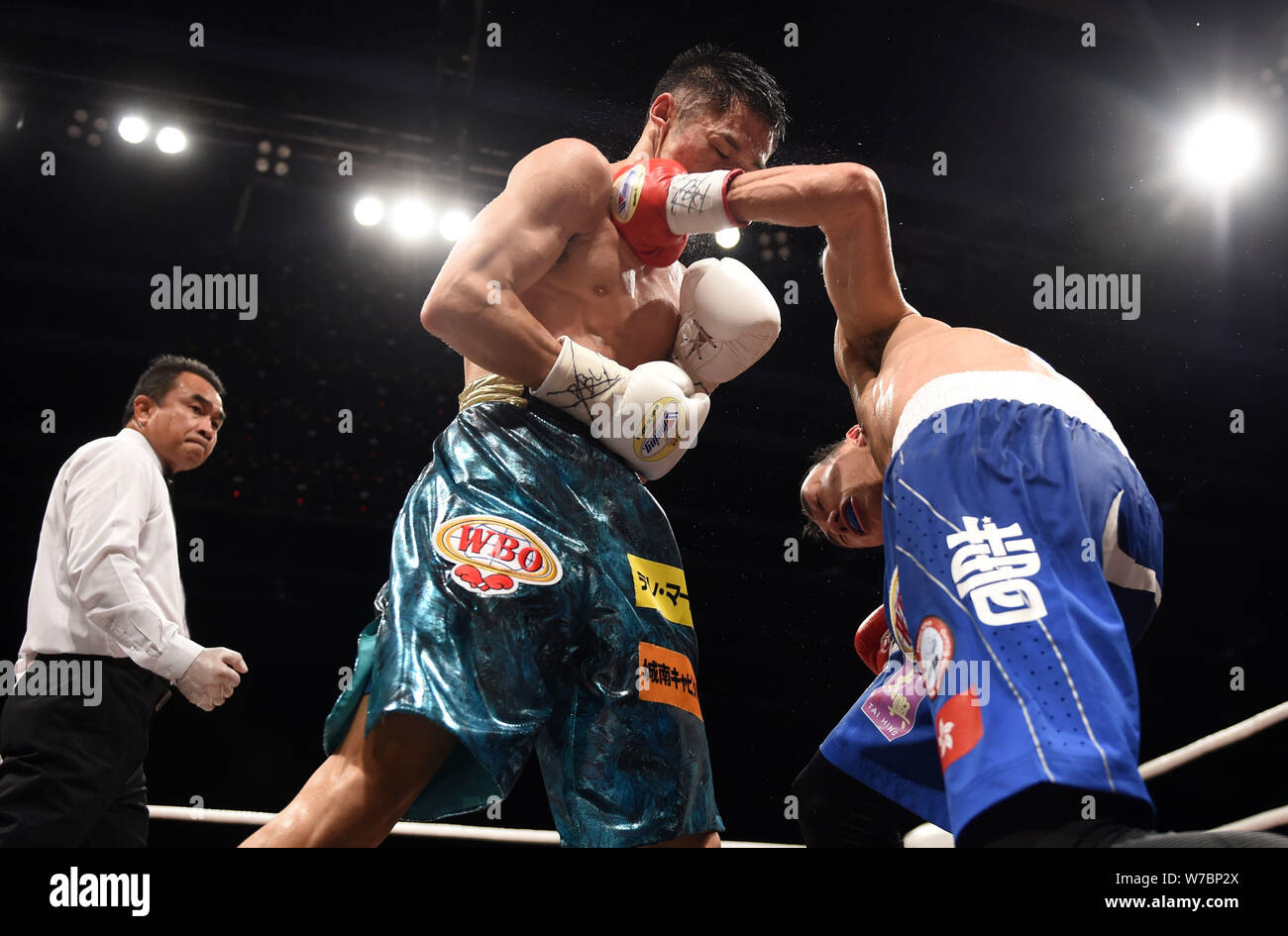 Rex Tso Sing-yu di Hong Kong, destra, compete contro Kohei Kono del Giappone durante il WBO super pesi mosca titolo bout a Hong Kong Convention e Exhibi Foto Stock