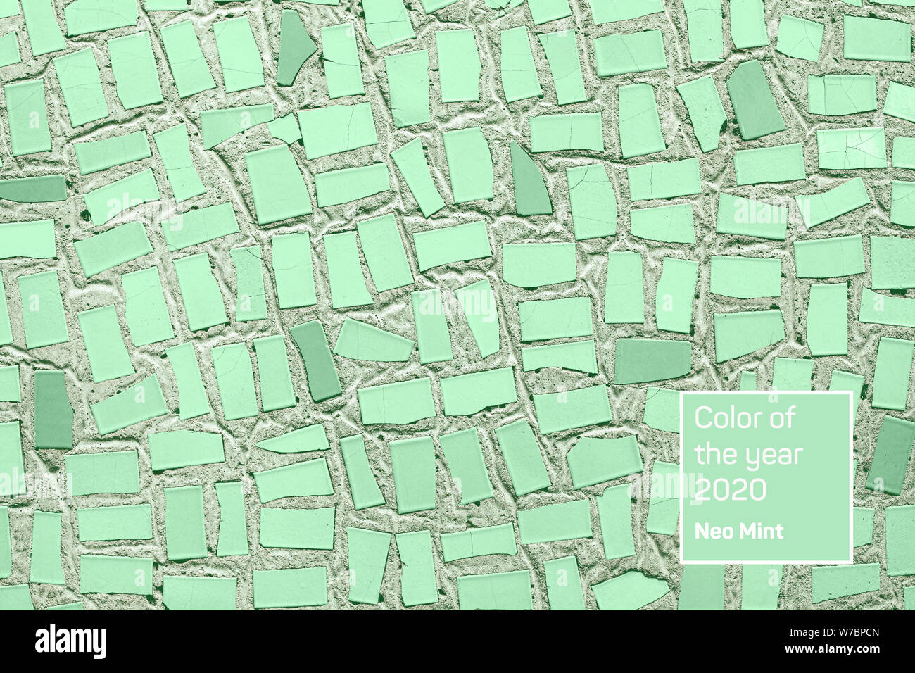 Primo piano della menta alla moda astratto colorato mosaico di piastrelle in ceramica modellato sullo sfondo. Anno di concetto di colore. Foto Stock