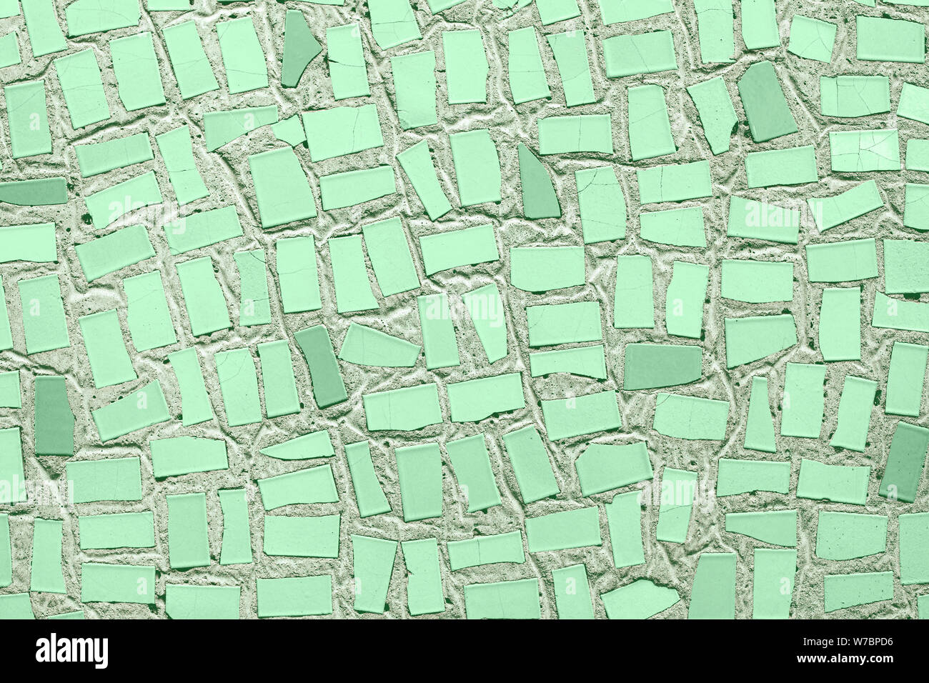 Primo piano della menta alla moda astratto colorato mosaico di piastrelle in ceramica modellato sullo sfondo. Anno di concetto di colore. Foto Stock