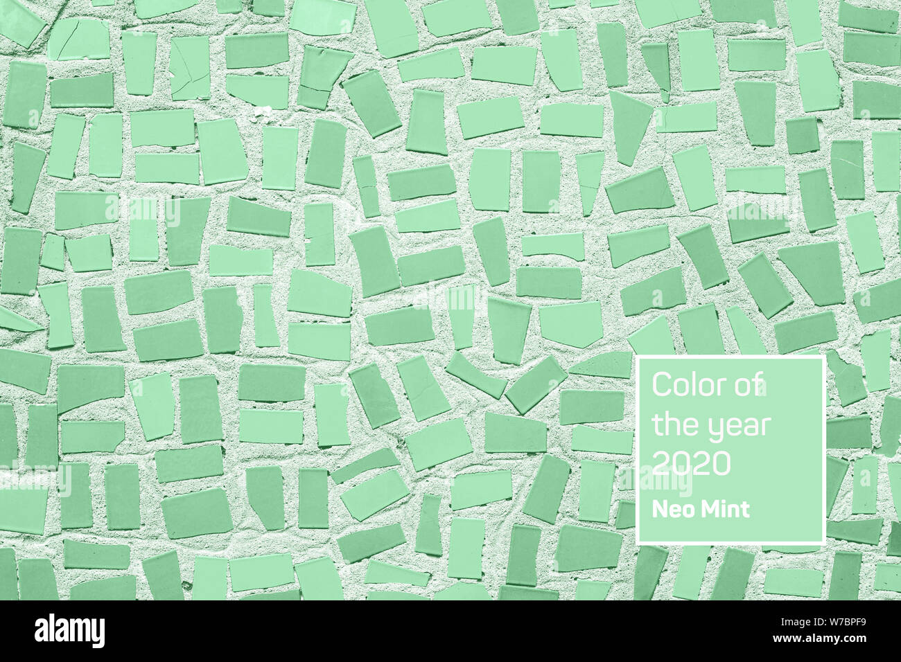 Primo piano della menta alla moda astratto colorato mosaico di piastrelle in ceramica modellato sullo sfondo. Anno di concetto di colore. Foto Stock