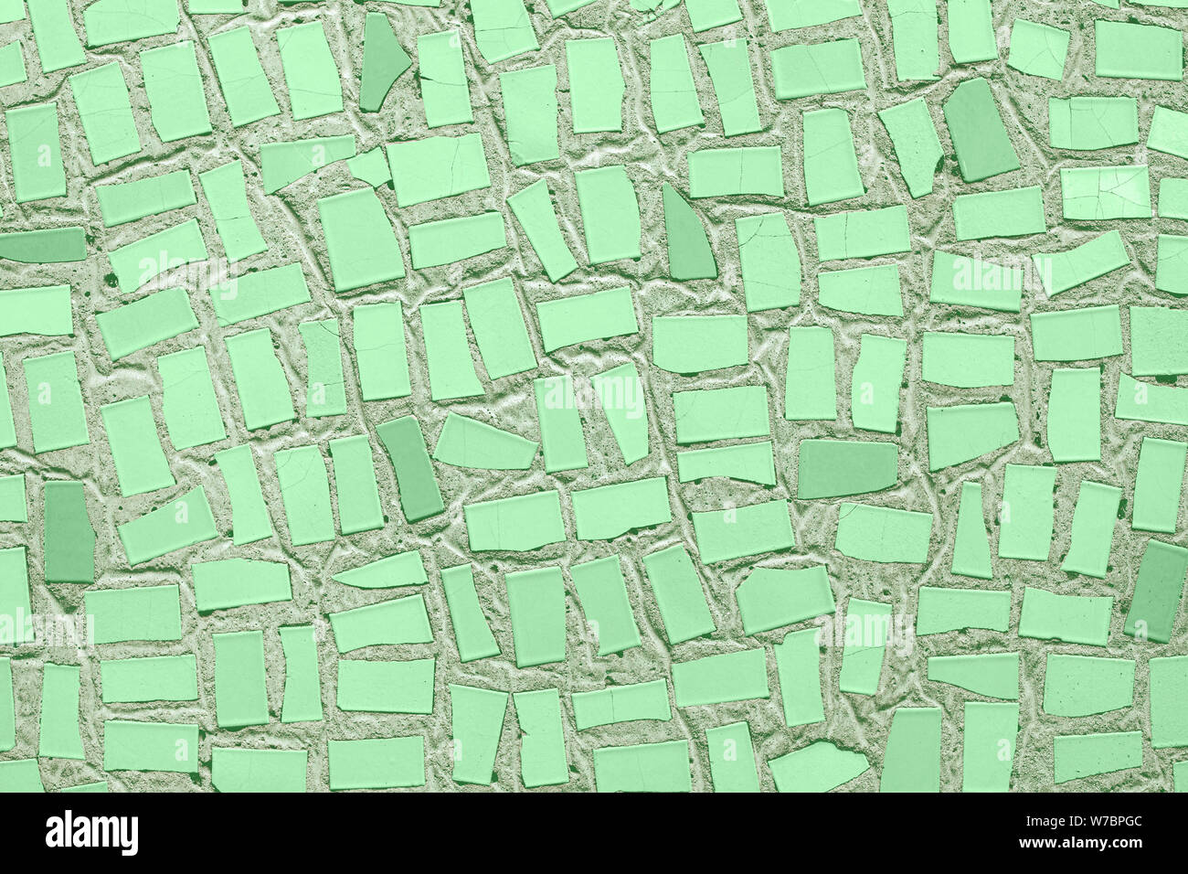 Primo piano della menta alla moda astratto colorato mosaico di piastrelle in ceramica modellato sullo sfondo. Anno di concetto di colore. Foto Stock