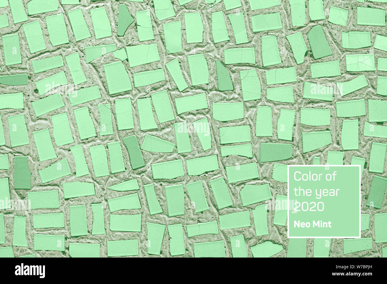 Primo piano della menta alla moda astratto colorato mosaico di piastrelle in ceramica modellato sullo sfondo. Anno di concetto di colore. Foto Stock