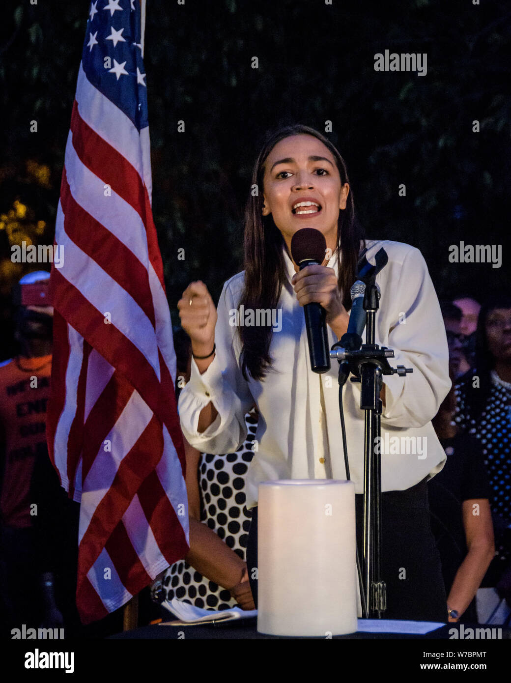 Brooklyn, New York, Stati Uniti d'America. 5 Ago, 2019. New York rappresentante ALESSANDRIA OCASIO-CORTEZ lungo con numerosi i rappresentanti locali eletti in una veglia a lume di candela in Prospect Park a piangere le vite perdute durante gli ultimi tiri di massa in Brownsville, Dayton, El Paso e Gilroy, denunciando l ondata di violenza pistola in tutta la città e il paese, e invitando i legislatori a livello federale di emanare pistola reale riforma. Credito: Erik McGregor/ZUMA filo/Alamy Live News Foto Stock