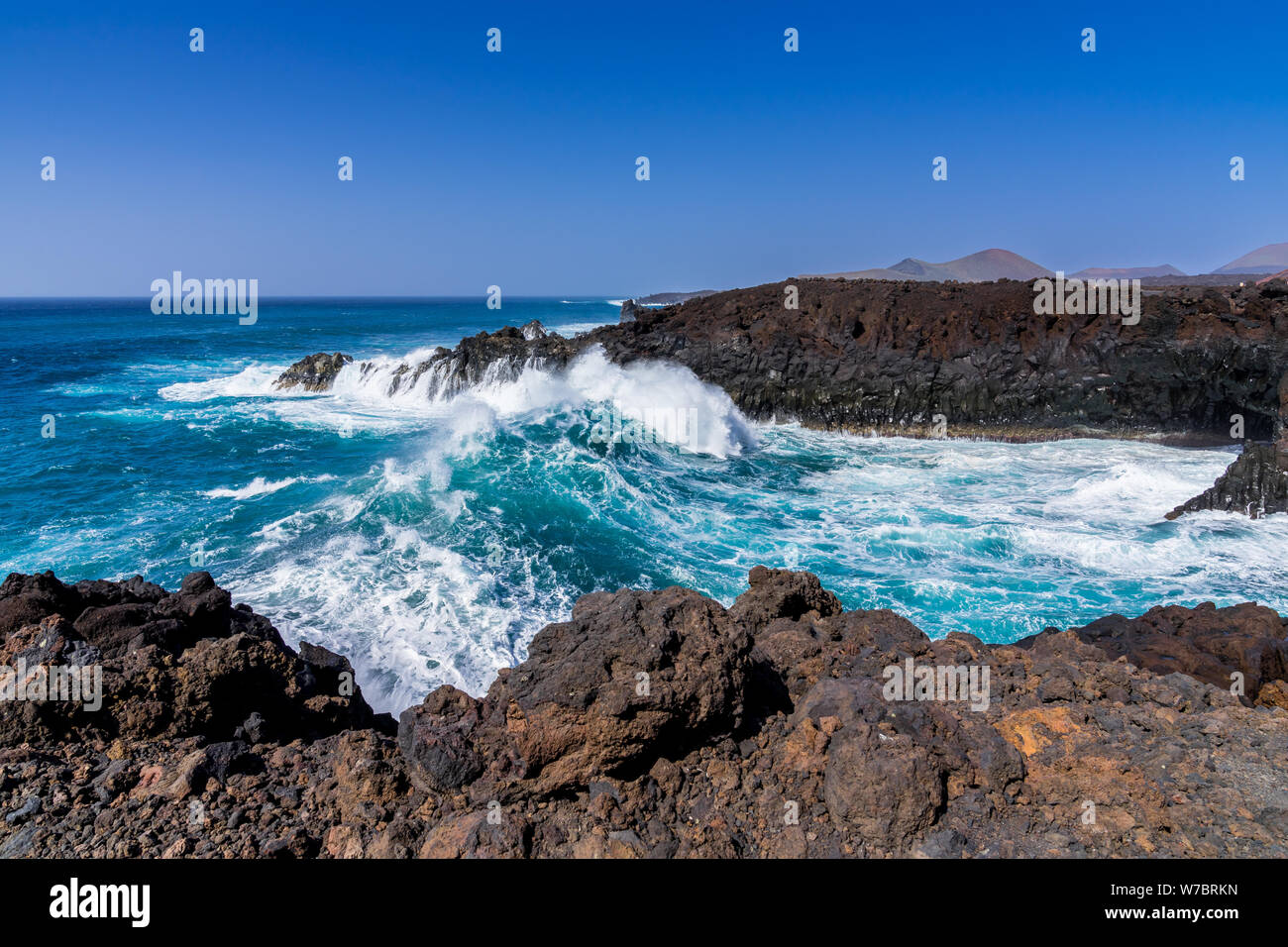 Spagna, Lanzarote, gigantesca onda rottura affluiscono in los hervideros cove Foto Stock