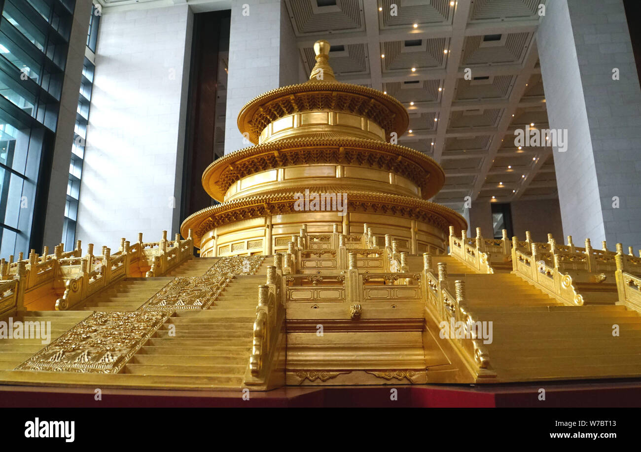 Un modello di 'la Sala della Preghiera del Buon Raccolto " di " il Tempio del Cielo" che è fatto di legno di teak e ricoperti di foglia d'oro è in mostra alla Cina Na Foto Stock