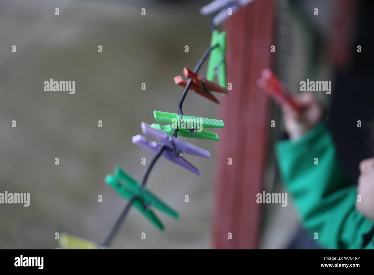 Vestiti di plastica pioli su un filo Foto Stock