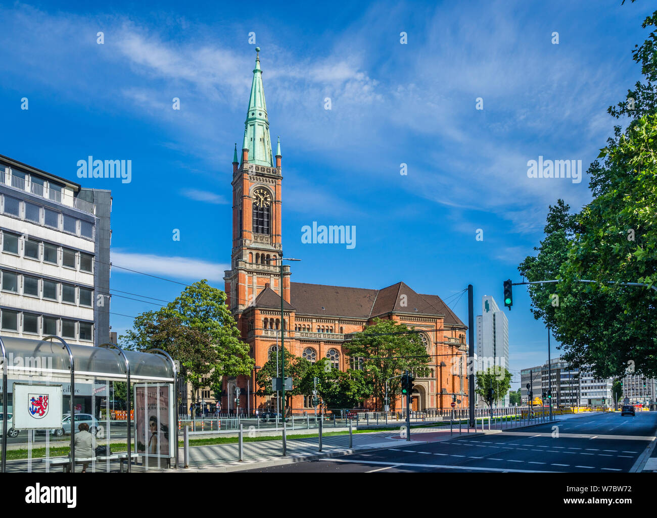 Romanica in stile Revival chiesa di San Giovanni Evangelista (Johanneskirche) visto da Martin-Luther-Platz, Düsseldorf, Renania settentrionale-Vestfalia, Germania Foto Stock