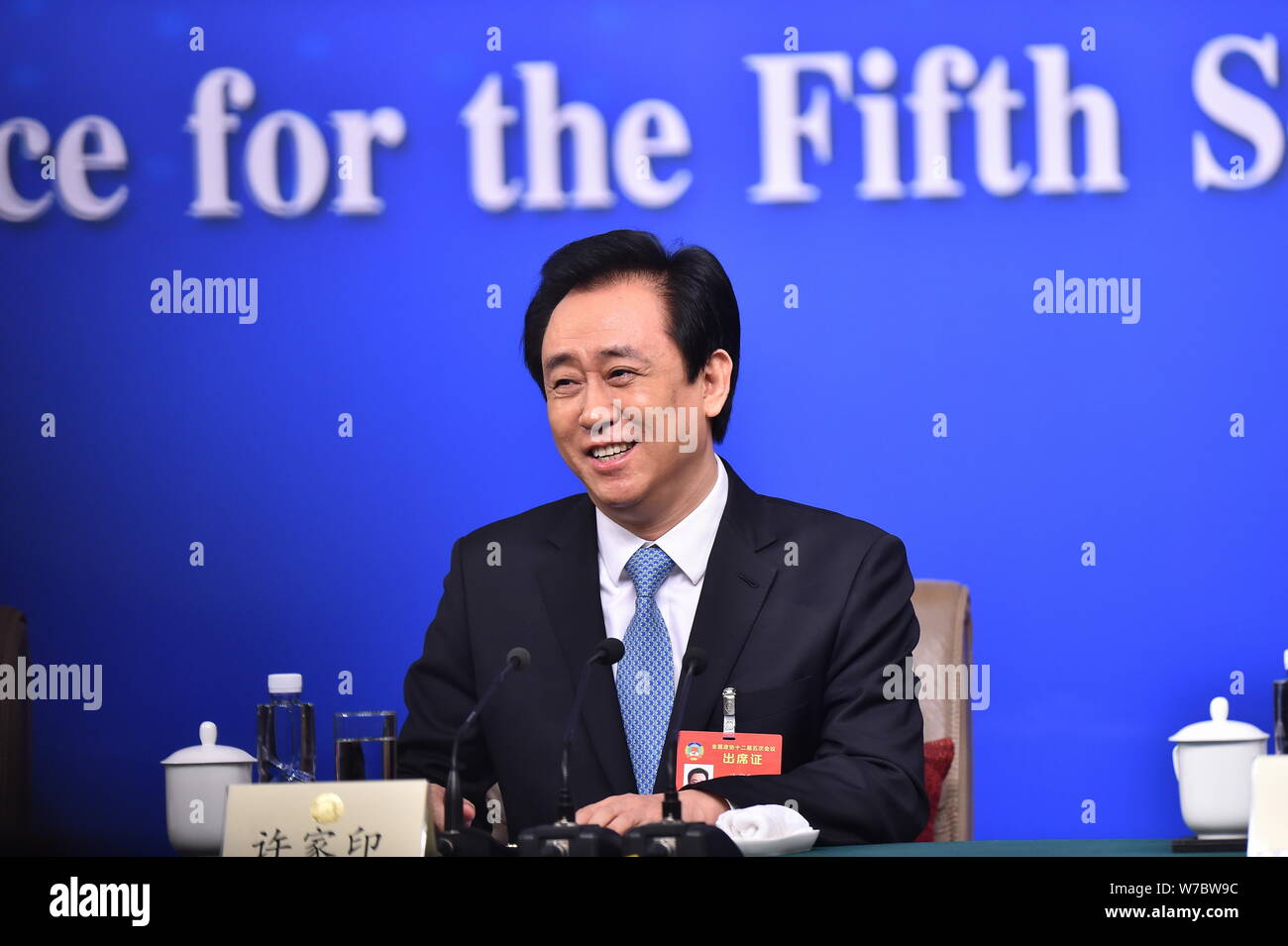 --FILE--Xu Jiayin (Hui Ka Yan), presidente del gruppo Evergrande, partecipa a una conferenza stampa per la quinta sessione del XII Comitato nazionale del C Foto Stock