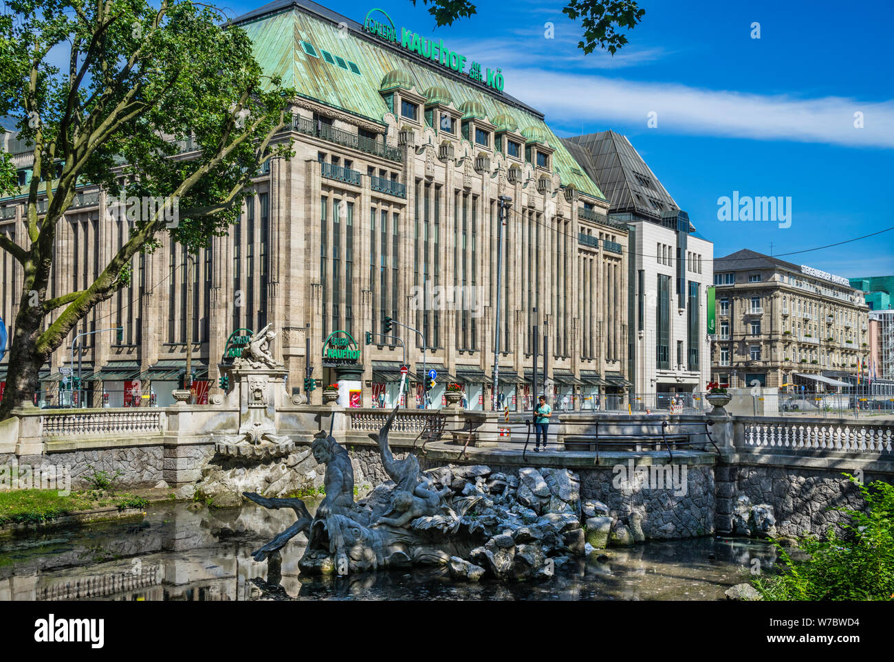 Vista la Galeria Kaufhof attraverso il canale Stadtgraben a Düsseldorf del prestigioso viale Königsallee, Düsseldorf, Renania settentrionale-W Foto Stock