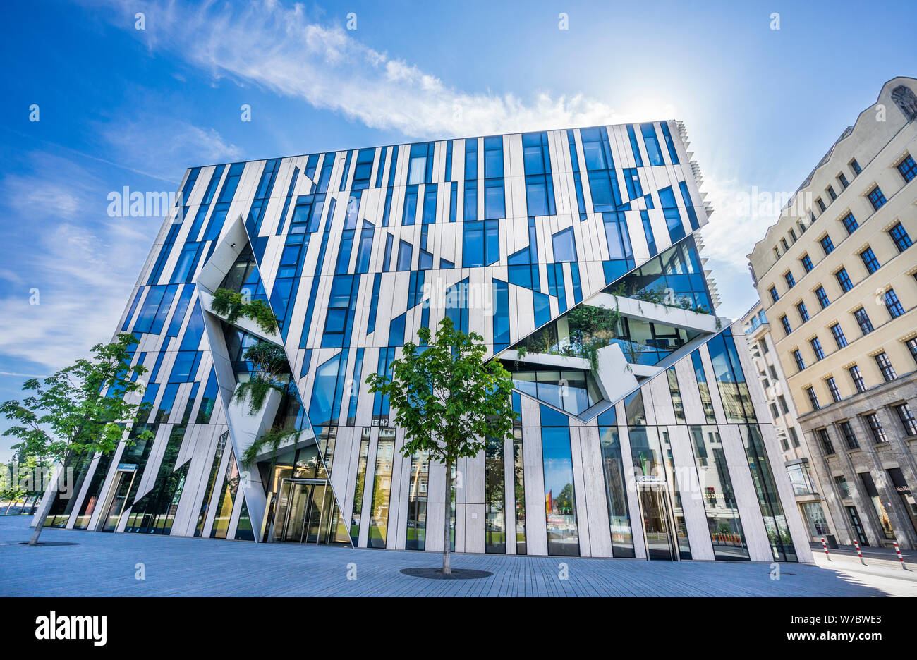 Vista del Kö-Bogen (RE) di prua su larga scala e per ufficio retail complesso con forma sinuosa e la sua caratteristica fassade "pezzi" a Königsallee Boulevar Foto Stock Vista del Kö-Bogen (RE) di prua su larga scala e per ufficio retail complesso con forma sinuosa e la sua caratteristica fassade "pezzi" a Königsallee Boulevar Foto Stock
