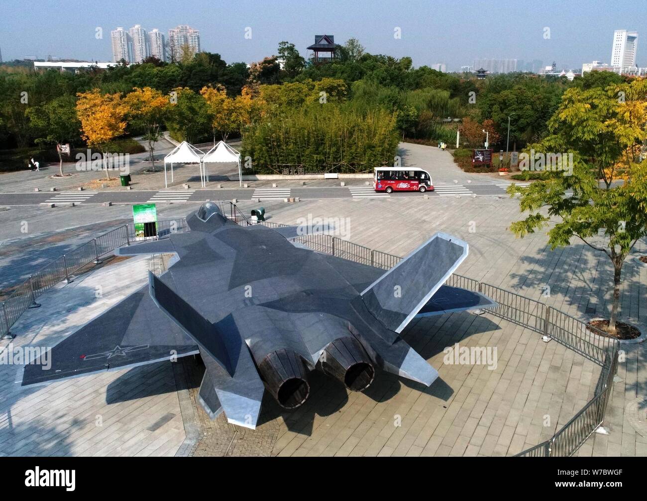 Vista del modello a grandezza del J-20 Stealth Fighter Aircraft cinese di PLA (popoli dell Esercito di Liberazione) Air Force costruita dai militari cinesi enthus Foto Stock