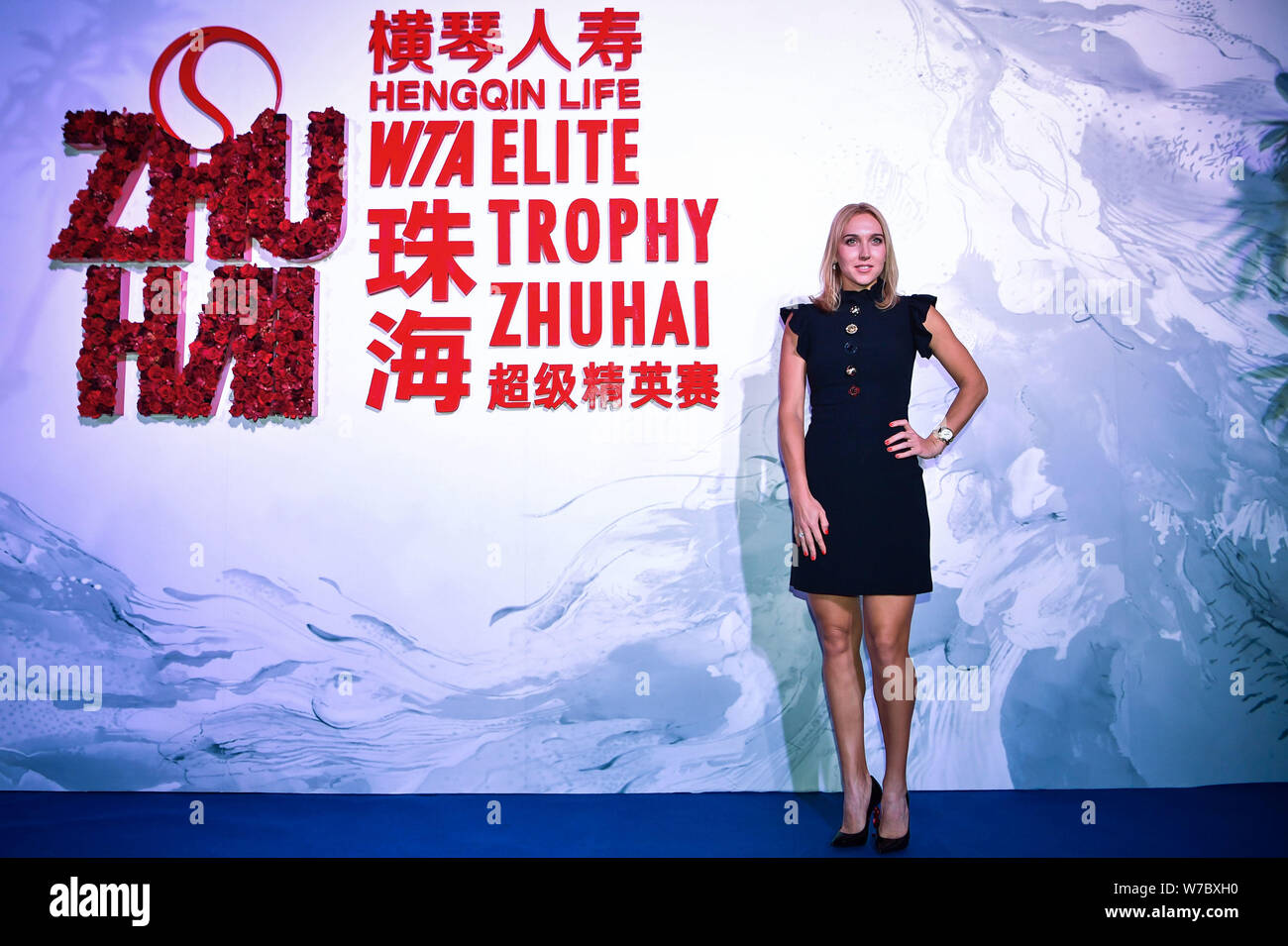Federazione Tennis player Elena Vesnina pone come lei arriva in corrispondenza della parte di ricezione per la vita Hengqin WTA Trofeo Elite Zhuhai 2017 Torneo di tennis in Foto Stock