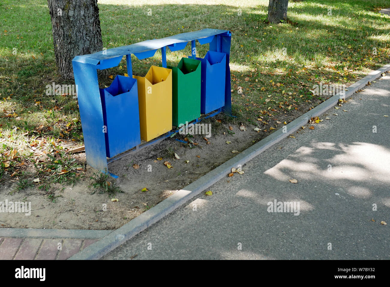 Multi-colore di contenitori per la raccolta differenziata dei rifiuti Foto Stock