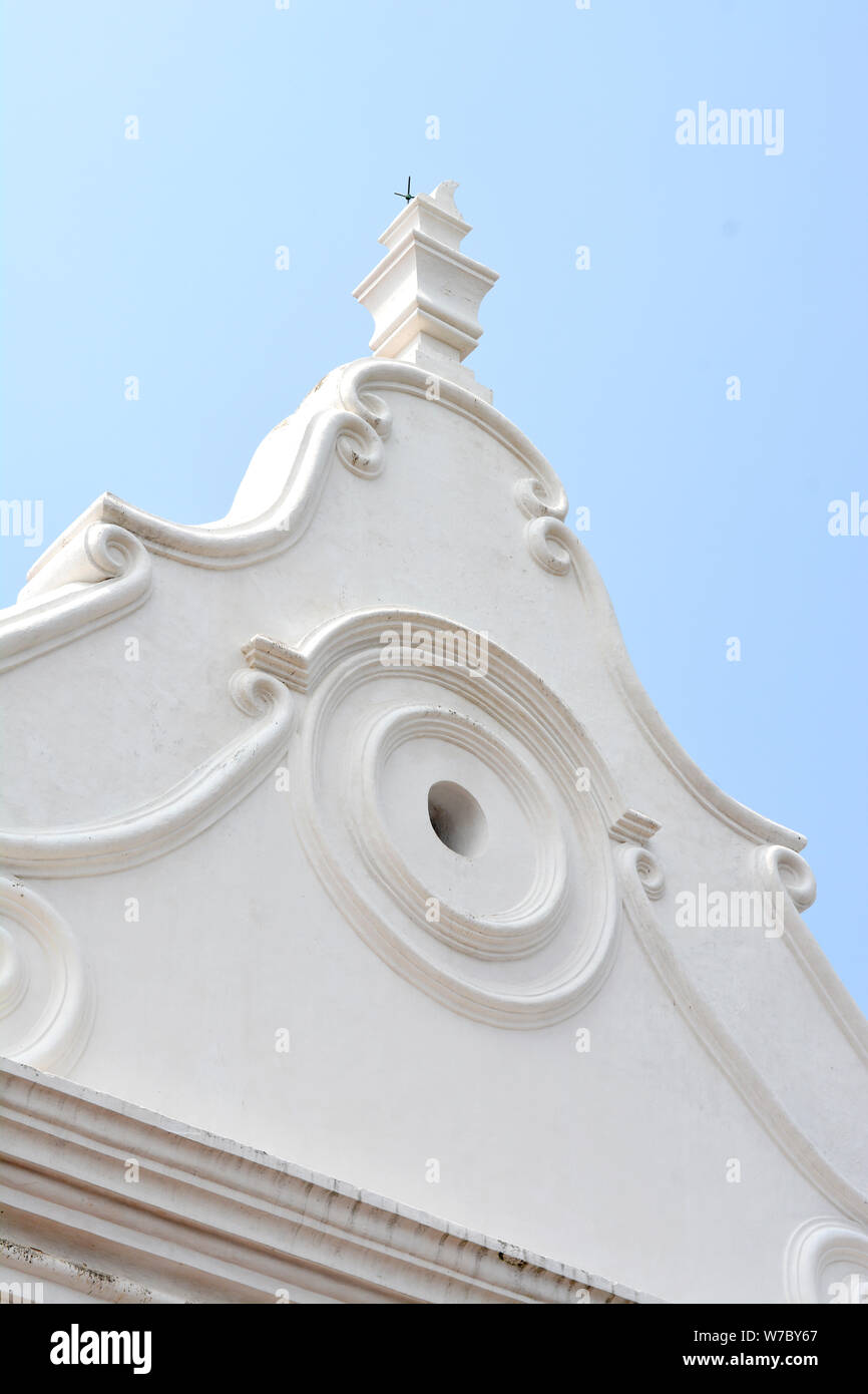 Ornati, verniciato bianco facciata della chiesa olandese riformata in costiera fort di Galle nello Sri Lanka Foto Stock