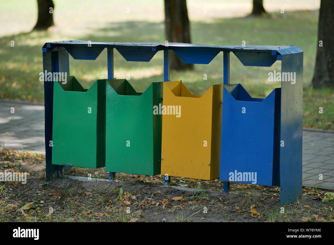 Multi-colore di contenitori per la raccolta differenziata dei rifiuti Foto Stock
